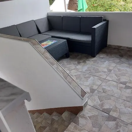 Amar Apartmani,, *